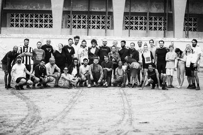 Performance colectivo “La plástica cubana se dedica al fútbol” en 2018, remedo de “La plástica joven se dedica al béisbol”,  de 1989. Complejo deportivo José Martí en La Habana.