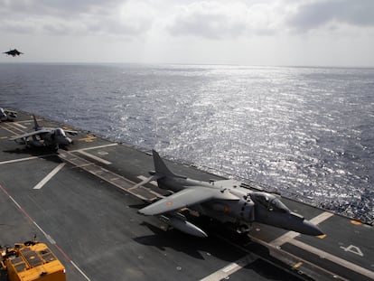 Varios cazas Harrier, en el 'Juan Carlos I', en abril de 2024.