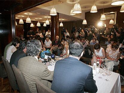 Representantes de la Asociación de Familiares de Víctimas del Yak-42, durante la rueda de prensa en la que informaron de los resultados de las pruebas de ADN.