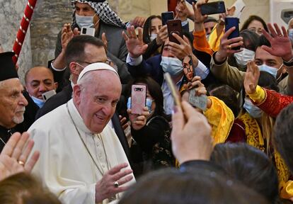 Francisco es aclamado a su llegada a la iglesia católica de la Inmaculada Concepción, en la ciudad de Qaraqosh.