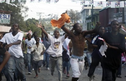 Tras el cierre de los colegios electorales, miles de haitianos han salido a las calles de Puerto Príncipe para protestar por unos comicios que creen fraudulentos.