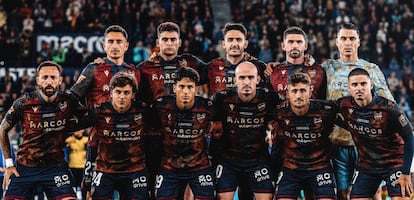 La plantilla del Levante con las camisetas con barro antes de su partido contra el Elche.