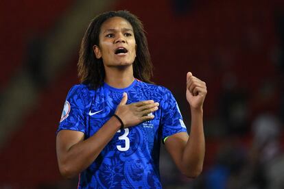 La francesa Wendie Renard celebra el pase a semifinales de la Eurocopa tras derrotar a Países Bajos.