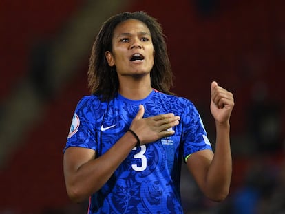 La francesa Wendie Renard celebra el pase a semifinales de la Eurocopa tras derrotar a Países Bajos.