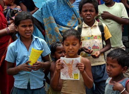 Una niña lee uno de los folletos informativos que reparte Amnistía Internacional para formar en derechos humanos a los más pequeños de Nepal. La organización ha iniciado una campaña para concienciar sobre la magnitud del problema que supone en el país el prolapso uterino. Una cuestión de salud que, para la ONG, es producto de la vulneración sistemática de los derechos de las mujeres. En su informe ‘Cargas innecesarias. La discriminación de género y el prolapso uterino en Nepal’, Amnistía alerta de las elevadas tasas de matrimonio infantil -el 30% de las adolescentes menores de 18 y entre el 15 y el 19% de los chicos, están casados-, así como de embarazos entre adolescentes: a los 19, la mayoría (74%) ya ha sido madre.