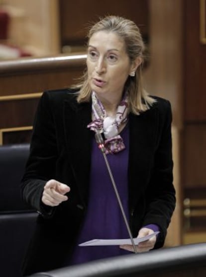 La ministra de Fomento, Ana Pastor, durante una de sus intervenciones en la sesión de control al Ejecutivo.