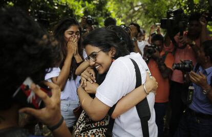 Activistas LGTB se abrazan tras el fallo del Supremo indio que tumba una sentencia que daba validez a una ley que criminalizaba la homosexualidad.