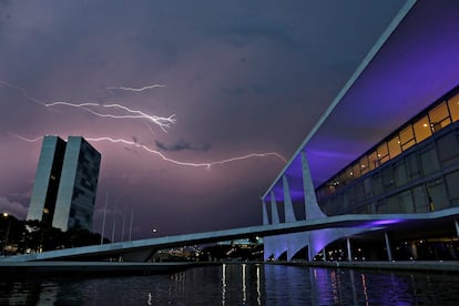 Lightning illuminates the sky above the National Congress and Planalto Palace in Brasilia, Brazil January 26, 2021. REUTERS/Ueslei Marcelino     TPX IMAGES OF THE DAY