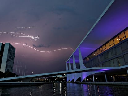 Lightning illuminates the sky above the National Congress and Planalto Palace in Brasilia, Brazil January 26, 2021. REUTERS/Ueslei Marcelino     TPX IMAGES OF THE DAY