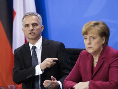 El presidente suizo, Didier Burkhalter, y la canciller Merkel.