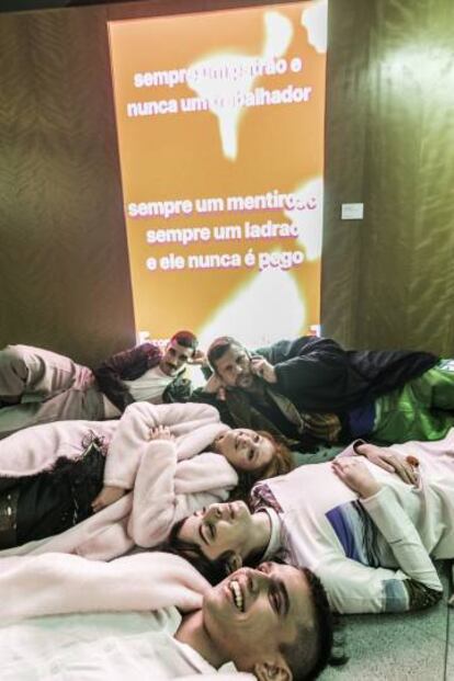 Parte do Saquinho de Lixo em frente ao 'Memelito', obra que faz parte da exposição À Nordeste.