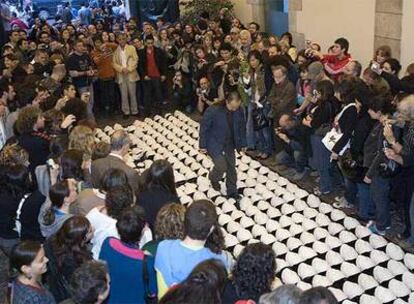 <i>Performance</i> del artista chino Cang Xin en el Palau de la Virreina de Barcelona.