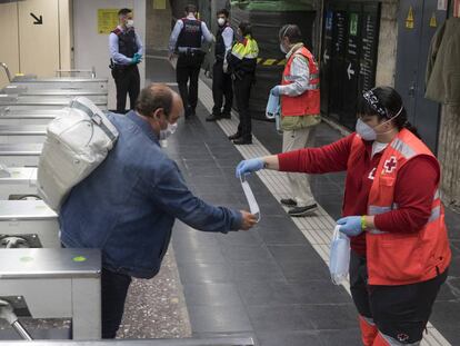 El reparto de mascarillas en el transporte público, en imágenes