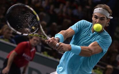 Nadal devuelve la pelota durante el partido ante Janowicz