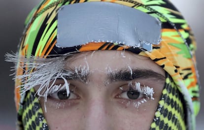 Un estudiante de la Universidad de Minesotta, con el pelo y las pestañas cubiertas de nieve, debido a las temperaturas de frío extremo, durante un paseo matutino a lo largo del 'Mississippi River Parkway', en Wisconsin (EE UU).