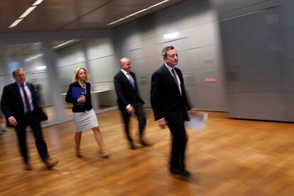 Mario Draghi, presidente del BCE, con su equipo (con Luis de Guindos, tercero por la izquierda) antes de la rueda de prensa de abril.