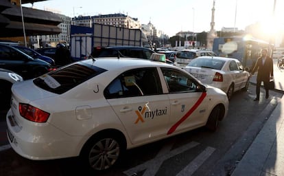 Varias taxis en Atocha en Madrid.