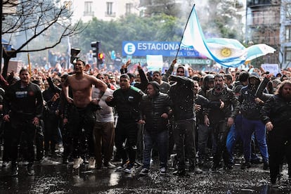 La vigilia a las afueras de la casa de Fernández de Kirchner se convirtió en una concentración multitudinaria.