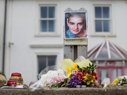 Flores y una fotografía de la cantante Sinéad O'Connor, fallecida el miércoles, a las puertas de su casa en Bray (Irlanda).