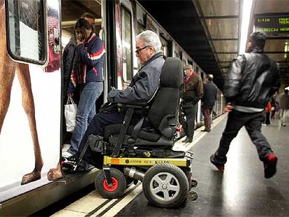 Francisco Nieto intenta acceder con su silla de ruedas a un metro de la línea 1 en la estación de Universitat y la altura del vagón no se lo permite.