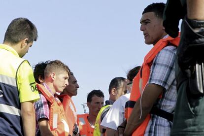 Varios de los inmigrantes localizados en la costa de Cabrera.