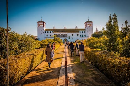 Un grupo de visitantes en los jardines de Hacienda Guzmán, sede de la Fundación Juan Ramón Guillén, en la finca La Rinconada (Sevilla).