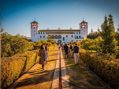 Un grupo de visitantes en los jardines de Hacienda Guzmán, sede de la Fundación Juan Ramón Guillén, en la finca La Rinconada (Sevilla).