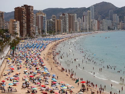 Cientos de turistas disfrutan de la playa de Levante de Benidorm, el pasado viernes.