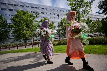 Las saharauis Fátima Tou Abdalhi, de 23 años, y Fátima Aluali, de 29, llevan flores para depositarlas en las cercanías del hospital San Pedro de Logroño, donde está ingresado el líder del Frente Polisario.