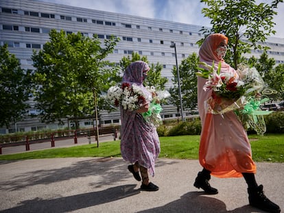 Las saharauis Fátima Tou Abdalhi, de 23 años, y Fátima Aluali, de 29, llevan flores para depositarlas en las cercanías del hospital San Pedro de Logroño, donde está ingresado el líder del Frente Polisario.