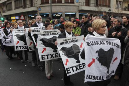 Un grupo de asistentes a la manifestación del pasado sábado, en Bilbao, a favor de los presos de ETA.