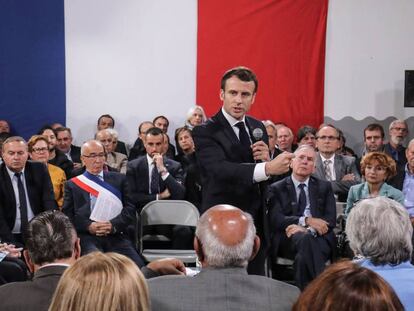 El presidente Emmanuel Macron durante el debate en Cozzano, en la isla de Córcega