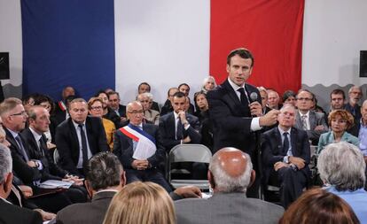 El presidente Emmanuel Macron durante el debate en Cozzano, en la isla de Córcega