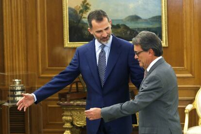 El Rey Felipe VI recibe a Artur Mas, presidente de la Generalitat de Cataluña, en el Palacio de la Zarzuela de Madrid.
