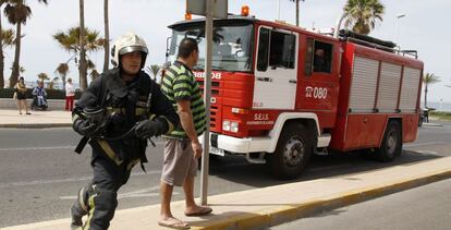 Un bombero de Almería, durante una actuación en la capital.