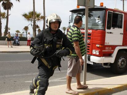 Un bombero de Almería, durante una actuación en la capital.