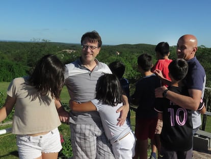 Víctor Sajoza (izquierda) y Jorge Elías con sus seis hijos en su casa de Córdoba (Argentina).