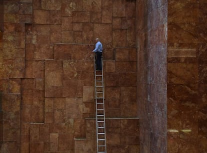 Un operario limpia la zona de la cascada del vestíbulo de la Trump Tower.