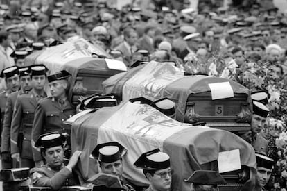 Funeral en el patio de la Dirección General de la Guardia Civil en Guzmán el Bueno, por las víctimas del atentado de ETA en Madrid el 25 de julio de 1986.