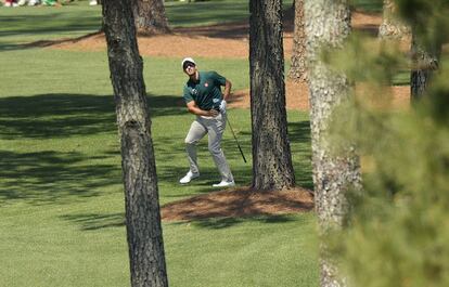 El australiano Adam Scott, ganador del Masters el año pasado, golpea la bola entre los árboles durante la primera jornada.