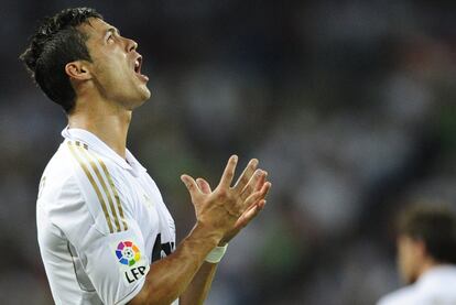 Cristiano Ronaldo, que se ha ido sin marcar, se lamenta durante el partido.