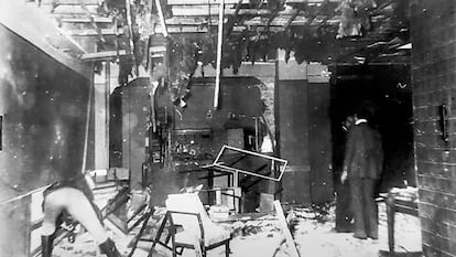La destrucción posterior al estallido de una bomba en la Superintendencia de Seguridad Federal, en el centro de Buenos Aires, en 1976.