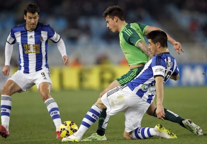 Yuri lucha con Santi Mina.