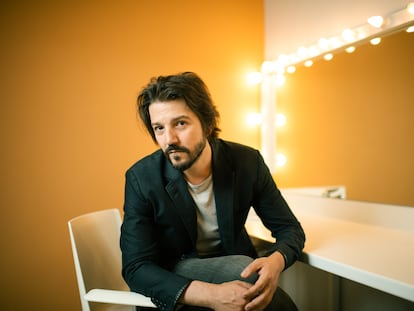 El actor Diego Luna en un camerino de Matadero para la presentación de 'Cada vez nos despedimos mejor'.