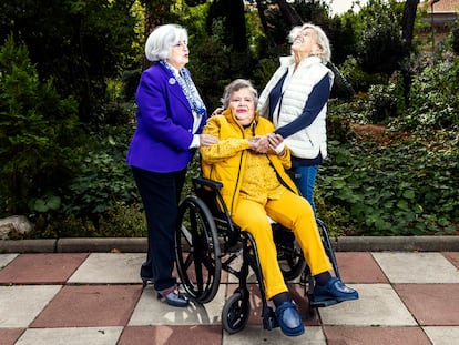 Las abogadas Paquita Sahuquillo, Cristina Almeida y Manuela Carmena, en la Fundación San José, en Madrid.