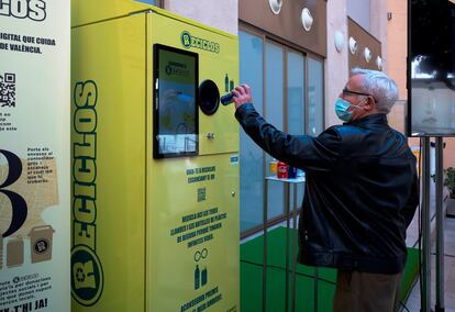 Ribó demuestra el funcionamiento del proyecto Reciclos.