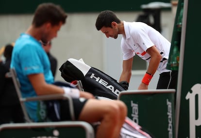 Dominic Thiem (en primer plano) y Novak Djokovic, en uno de los descansos de la semifinal.