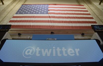 Una pantalla muestra el logotipo de Twitter en la bolsa de Nueva York hoy, jueves 7 de noviembre de 2013.