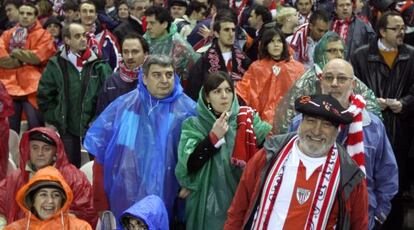 Una mujer fuma un cigarrillo en la grada de San Mamés durante un partido del Athletic.