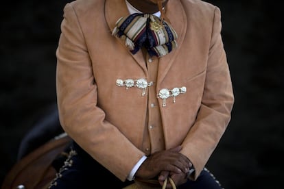 Un charro monta un caballo durante la charreada en la arena de la Asociación Nacional de Charros en la Ciudad de México, en la Ciudad de México. El traje y sombrero de charro son símbolos de la cultura y valores mexicanos, de acuerdo con el presidente de la asociación, Manuel Basurto Rojas.